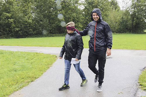 Mit verbundenen Augen geführt zu werden, braucht Vertrauen: Das Bild aus der Pfarre Weibern zeigt, dass der Firmpate auch in stürmischen Zeiten hinter seinem Patenkind steht.   