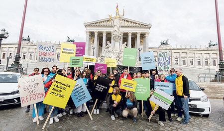 Aktion vor dem Parlament für Verbesserungen bei der Pflege. 