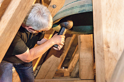 Adlberger prüft den Anschlag der Glocke. 