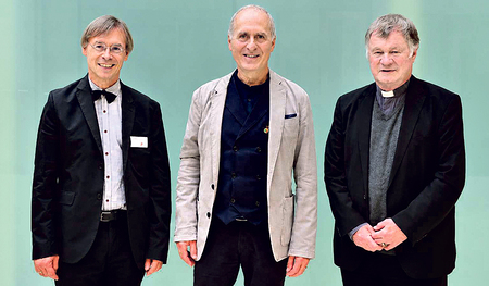 Diözesanobmann Bernhard Steiner, Festredner Markus Schlagnitweit und Bischof Manfred Scheuer (von links) beim Diözesantag der KMB.   