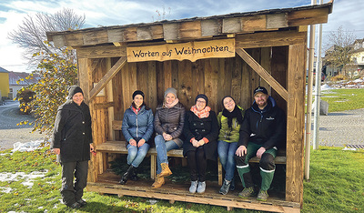 Das Kinderliturgieteam präsentiert die Rückseite der Krippe