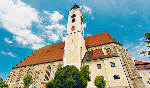 Die Pfarrkirche von Eferding.  In der Stadt Eferding treten am 26. September drei Kandidaten und eine Kandidatin zur Bürgermeisterwahl an. 