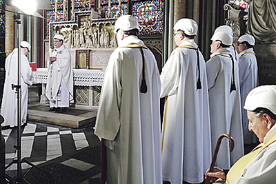 Zwei Monate nach dem Brand wurde in der Kathedrale Notre-Dame die erste Messe gefeiert.  