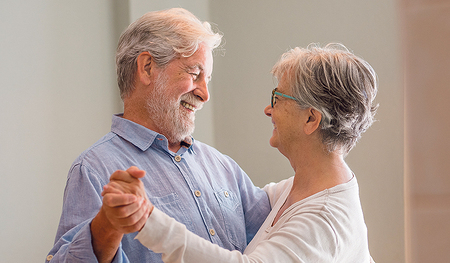 Regelmäßiges Tanzen im Alter kann Stürzen vorbeugen, es stärkt die Muskulatur, ist gut fürs Gehirn und macht nicht zuletzt Spaß.    