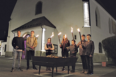 Besondere Atmosphäre bei der Firmlingsvesper.  