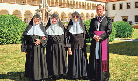 Bild aus besseren Tagen: Sr. M. Rita, Sr. M. Bernadette und Sr. M. Regina mit Propst Markus Grasl in Stift Reichersberg.