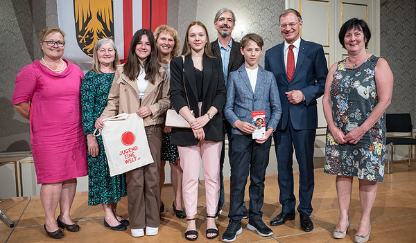 Herr Landeshauptmann Mag. Thomas Stelzer und Frau Fachinspektorin Annemarie Thallner, Bildungsdirektion für Oberösterreich (im grünen Kleid) (in Vertretung für Hr. Bildungsdirektor Mag. Dr. Alfred Klampfer, BA) VS Mühldorf MS Altmünster