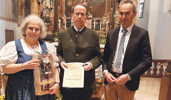 Bei der Überreichung der Auszeichnung an Gerhard Hofmann (Mitte) am Ostersonntag