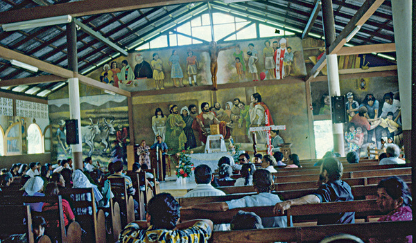 Altarwand der katholischen Kirche in Waslala (Nicaragua) - aufgenommen 1997 im Rahmen einer Projektreise der Aktion Sei So Frei der Katholischen Männerbewegung OÖ. Rechts ist die Impfung eines Kindes zu sehen. 