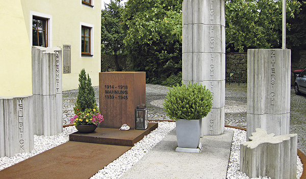 Das Friedensdenkmal in Peuerbach ersetzte 2008 das alte Kriegerdenkmal. Die Namen der Gefallenen „übersiedelten“ auf eine Tafel am Friedhof. 