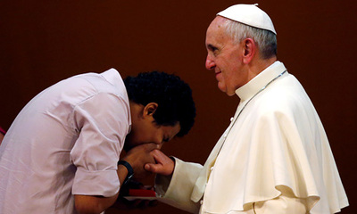 Hier lässt der Papst noch einen Ringkuss zu