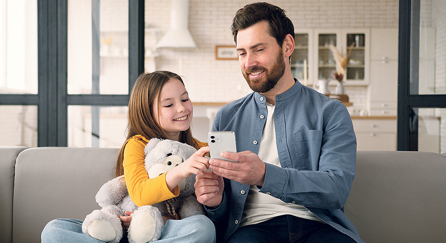 Eltern sollten bezüglich KI und digitale Medien das Gespräch suchen mit ihren Kindern, anstatt Verbote auszusprechen. / Yuliia / Adobe Stock Eltern sollten bezüglich KI und digitale Medien das Gespräch suchen mit ihren Kindern, anstatt Verbote auszusprechen.