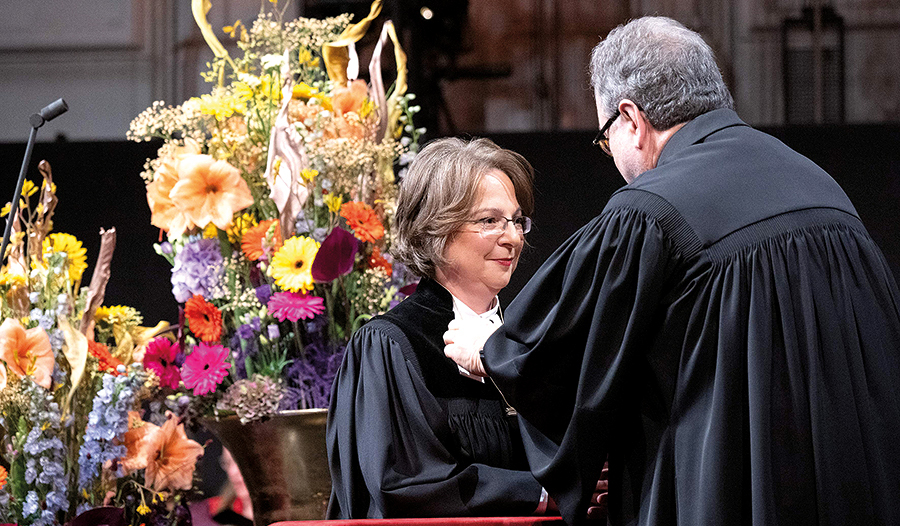 Mit dem Amtskreuz übergab Michael Chalupka auch das Bischofsamt an die neue Bischöfin Cornelia Richter.   