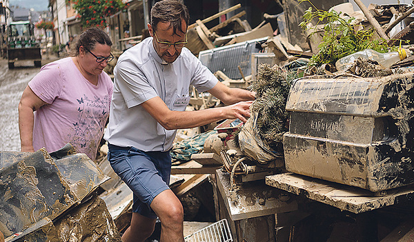 Aufräumarbeiten in Bad Neuenahr-Ahrweiler nach der Flut im Juli 2021: Pfarrer Jörg Meyrer packt mit an.