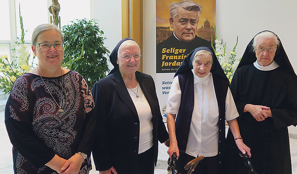 Die Salvatorianerin Sr. Wilbirg Heumel (3. von links)feierte ihr 65-jähriges Professjubiläum.