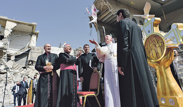 Papst Franziskus lässt in Mossul bei einer Gedenkzeremonie für Kriegsopfer eine weiße Taube fliegen.