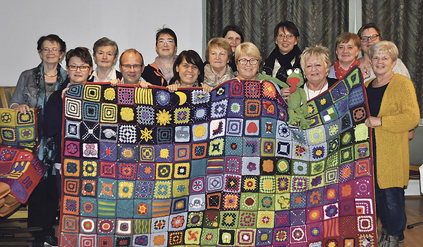 In Gemeinschaftsarbeit entstand in Ungenach ein Vorleseteppich für die Pfarrbücherei.   