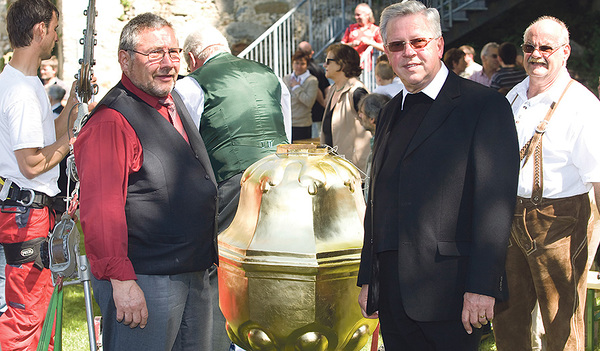 Das Kreuzsteckfest im Jahr 2009 war einer der Höhepunkte in Manfred Weilgunis Funktionsperiode als PGR-Obmann (links im Bild neben Pfarrer Kasimir Wider).   