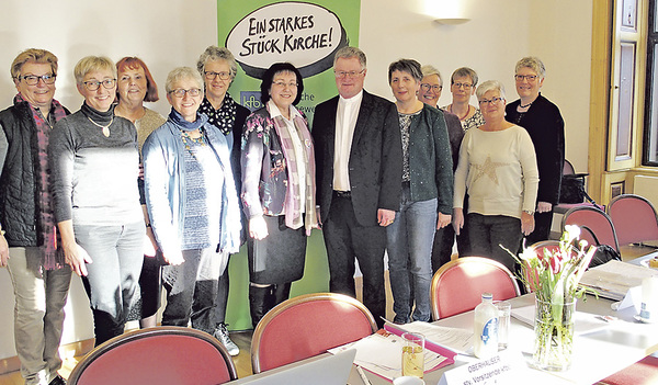 Bischof Manfred Scheuer und Veronika Pernsteiner (links vom Bischof) mit Vorständen von kirchlichen Frauenverbänden. Als Vorsitzende der Katholischen Frauenbewegung Österreichs war Pernsteiner Gastgeberin des Treffens der Verbände. „Wir Frauen  gesta