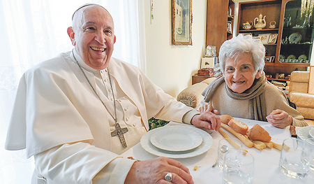 Auf Besuch in der Heimat seiner Vorfahren traf Papst Franziskus auch seine Cousine Carla Rabezzana, die kürzlich 90 Jahre alt wurde. 