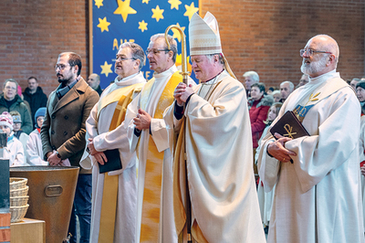 Amtseinführung in der Pfarre Attersee: Verwaltungsvorstand Christoph Ott, Pastoralvorstand Christian Landl und Pfarrer Janusz Zaba.