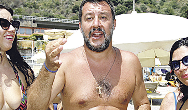 Matteo Salvini beim Wahlkampf am Strand.    