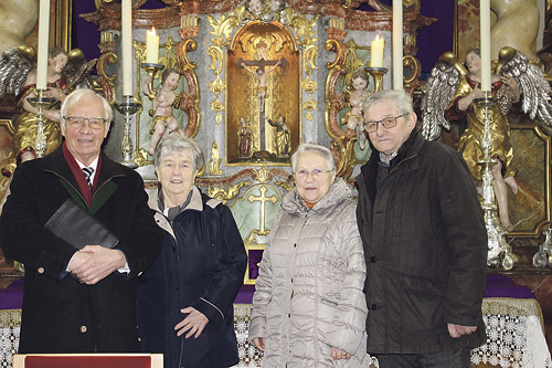 Konsulent Hans Ratzesberger (v. li.) mit seiner Frau Elsa und die Mesnerin Josefa Schießl sowie Georg Schießl, der als Obmann des Seniorenbunds die Kreuz­wegandacht organisiert hatte. 