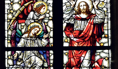 Buntfenster mit Darstellung von Christi  Himmelfahrt in der Pfarrkirche Schwanenstadt. 
