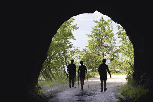 Wanderer in einem Tunnel [ (c) www.BilderBox.com, Erwin Wodicka, Siedlerzeile 3, A-4062 Thening, Tel. + 43 676 5103678.Verwendung nur gegen HONORAR, BELEG,URHEBERVERMERK und den AGBs auf bilderbox.com](in an im auf aus als and beim mit einer einem ei