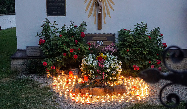 Grab von Franz und Franziska Jägerstätter in St. Radegund nach der Lichtfeier