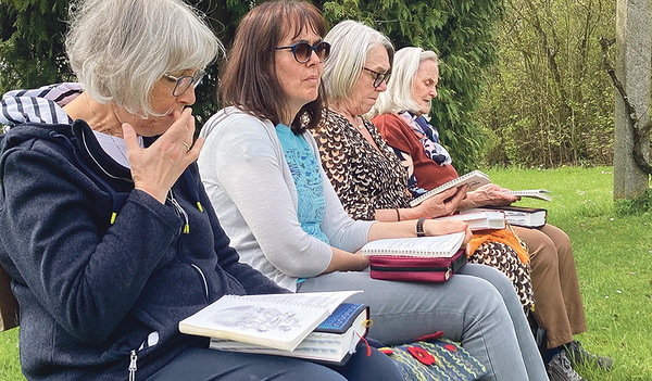 Eine umfangreiche Würdigung von Franz Kogler (links) kam auch vom Leiter des katholischen Bildungswerks, Christian Pichler. 