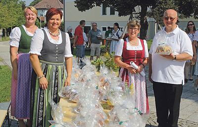 Pfarrer Josef Etzlsdorfer (von rechts)  dankt Maria Baumgartner, Birgit Lindinger und Ortsbäuerin Marianne Greinöcker.