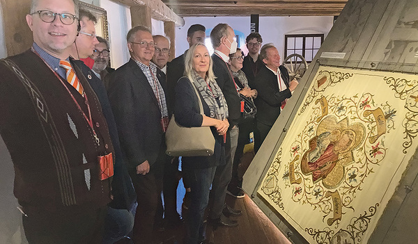 Delegierte des Kolpingverbandes mit der historischen Vereinsfahne der Kolpingsfamilie Steyr, die bei der OÖ. Landesausstellung 2021 in Steyr zu sehen ist.  