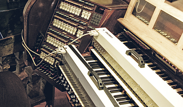 Orgelmusik,  gespielt von einer Maschine, die das Rauschen des Himmels in Noten verwandelt.    