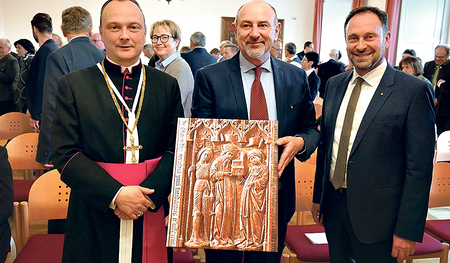 Propst Markus Grasl (links) dankte beim Osterempfang dem scheidenden Wirtschaftsdirektor Karl Reininger. Rechts: der neue Wirtschaftsdirektor Hans Peter Hochhold.  