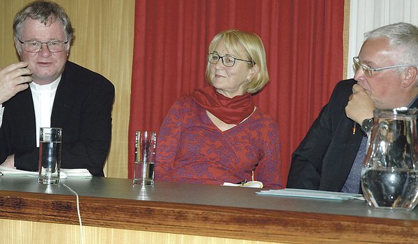 Diskutierten auf dem Podium: Manfred Scheuer, Maria Hasibeder, Moderator Hans Promberger