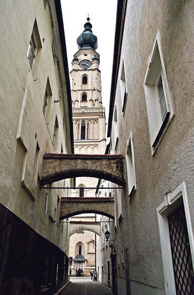 Der imposante Kirchturm überragt die Braunauer Innenstadt.   