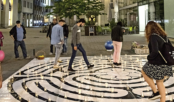 Auf dem Martin-Luther-Platz in Linz zog ein Lichterlabyrinth viele Passantinnen und Passanten magisch an. 