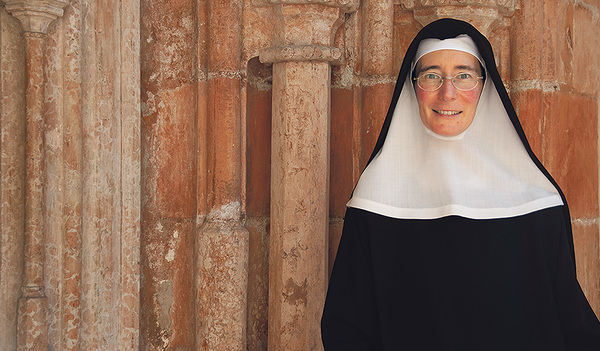 Priorin Sr. Eva-Maria Saurugg (47) ist im Jahr 2000 in die Benediktinerinnenabtei Nonnberg in Salzburg eingetreten. Seit 2017 ist sie Priorin. Äbtissin des Klosters ist M. Veronika Kronlachner. Derzeit leben dort 15 Schwestern, zwei stehen vor der ew