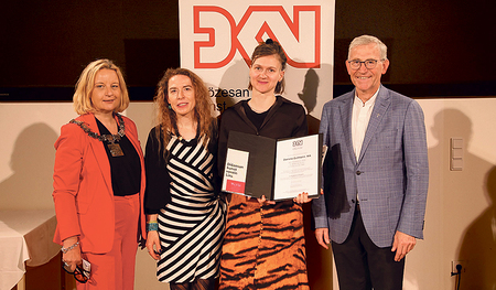 Daniela Gutmann (Dritte von links) erhielt den DKV-Preis 2025 der Diözese Linz, weiters zu sehen: Rektorin Brigitte Hütter, Maria Reitter-Kollmann (Obfrau DKV) und Bischofsvikar Johann Hintermaier.    