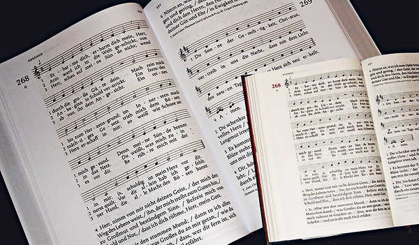 Gesangbuchs „Gotteslob“ im Super-Großdruck