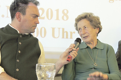 Moderator Dietmar Maier im Gespräch mit der 80-jährigen Zeitzeugin Frieda Kaltseis   