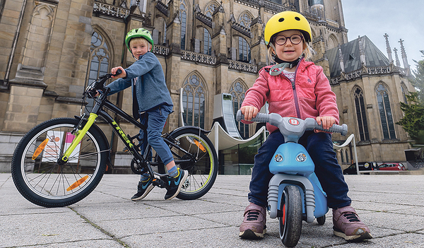 Viel los für Kinder vorm Mariendom.