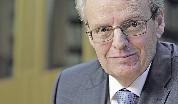 Univ.-Prof. Dr. Andreas Wolf ist Priester der Diözese Rottenburg-Stuttgart und lehrt Kirchengeschichte in Münster.   