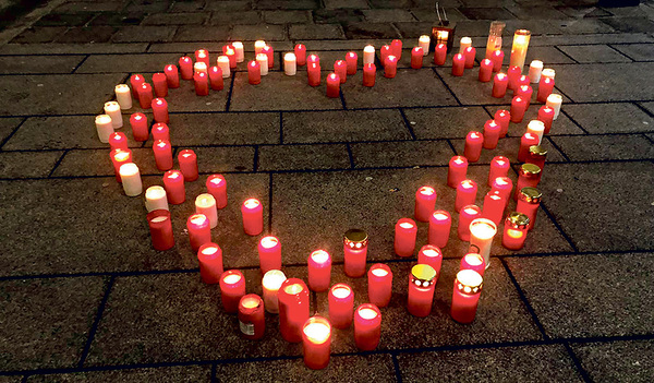 Das Lichtermeer als Zeichen der Solidarität in Wels.    