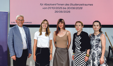 Von links: Bischofsvikar Johann Hintermaier mit den Preisträgerinnen Saskia Kamrad und Helena Sekot sowie Maria Reitter-Kollmann, Obfrau Diözesankunstverein, und Theresa Eschelbeck, Fachbereich Kunst, Diözese Linz. 