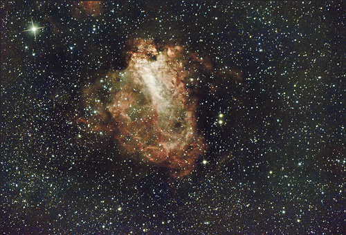 Eine Fotografie  des Omeganebels  M 17. Aufnahmen  wie diese lassen auch astronomische Laiinnen und Laien etwas von der Faszination der Beschäftigung mit dem Universum erahnen.     