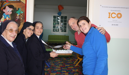 Stefan Maier (2. von rechts) bei seinem jüngsten Besuch Anfang 2020  in Ajeltoun bei Sr. Zahia (3. von rechts).