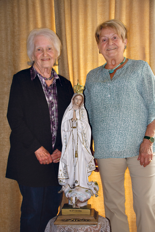 Hannelore Mauracher (links) aus Steyr und Waltraud Hoffinger aus Linz mit der Muttergottes-Statue, die die einstigen „Portugalkinder“ 2004 in Fatima erhielten.  