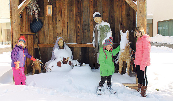 Die Kinder freuen sich über die neue Krippe.